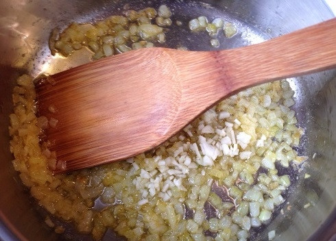 1. Этап. Суп из сыра: Лук обжарился, добавим к нему измельченный чеснок и обжариваем, помешивая, буквально минутку.