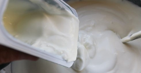 1. Этап. Домашний сыр Маскарпоне: Сметану перемешайте с йогуртом.