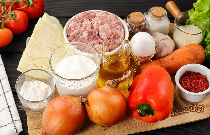 1. Этап. Ленивые голубцы с болгарским перцем: Подготовьте все ингредиенты. Фарш можете взять любой, в идеале подойдёт смешанный. Сметана подойдет любой жирности. Специи и ароматные травы выбирайте по желанию и вкусу.