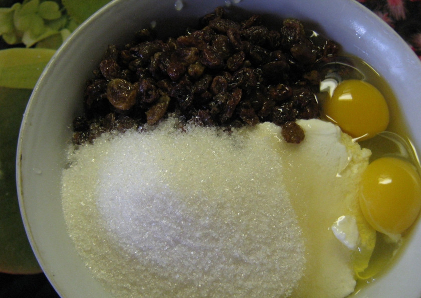 1. Этап. Слойки с творогом и изюмом: 2. Вбиваю 2 куриных яйца и по вкусу добавляю сахар, ваниль.