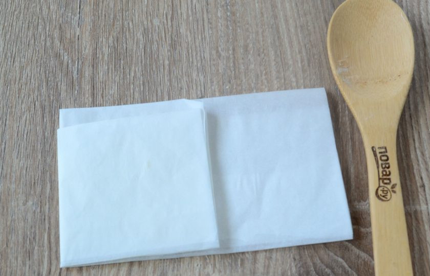 1. Этап. Кармашки с яблочными пирожками: Переверните задом наперед и сложите втрое, завернув край к середине.