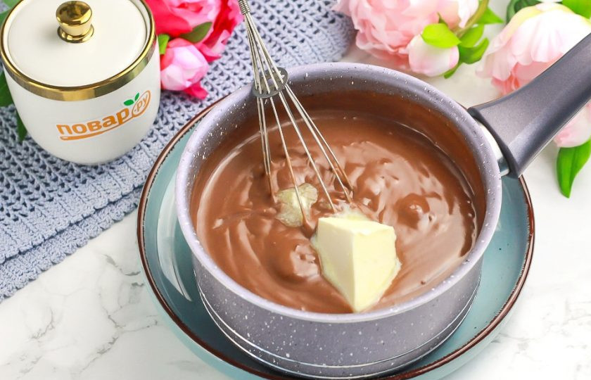 1. Этап. Шоколадный заварной крем: Томите крем до густоты. Вам на это потребуется от 5 до 8 минут. После чего нагрев выключите и вмешайте в крем сливочное масло хорошего качества.