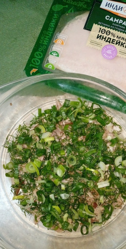 1. Этап. Сытный и ходовой салат с ветчиной: Сверху, режем мелко зелёный лук и укроп и кладём на слой мяса свинины- слой зелени, присаливаем по вкусу, поливаем тонким слоем майонеза.