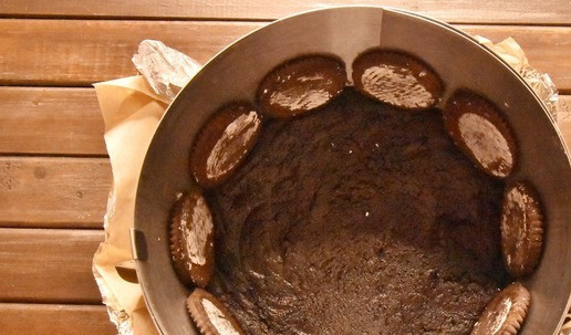 1. Этап. Чизкейк с шоколадным печеньем: Лучше всего использовать разъёмную форму, у меня кольцо диаметром 24 см. Выстилаю дно пергаментной бумагой. Утрамбовываю слой шоколадной крошки. Можно сделать с бортиками, тогда печенья потребуется больше. По бокам формы выкладываю половинки оставленного печенья. Готовую основу ставлю в холодильник.