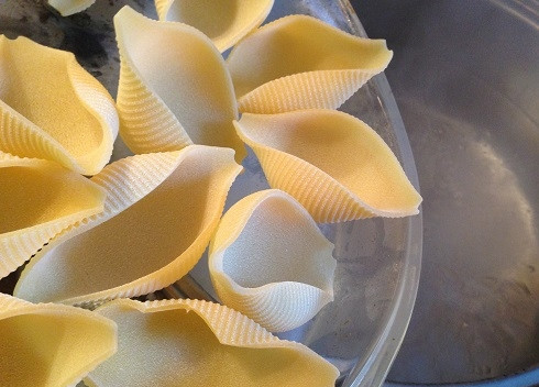 1. Этап. Сладкие конкильони с творогом: 1. Первым делом отварим макароны-ракушки до готовности (не доваривая примерно минутку до времени, указанного на упаковке с макаронами) в подсоленной воде. Сделать это можно с вечера, чтобы утром потратить меньше времени на приготовление завтрака.