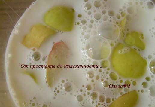 1. Этап. Молочный коктейль Смородина и груша: Влейте молоко.