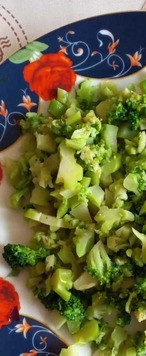 1. Этап. Салат Веселка: Брокколи отвариваем в подсоленной воде 3-4 минуты (если хотите, чтобы брокколи была совсем мягкой то варите подольше, я предпочитаю, чтобы немного хрустела), откидываем на дуршлаг, остужаем и измельчаем.