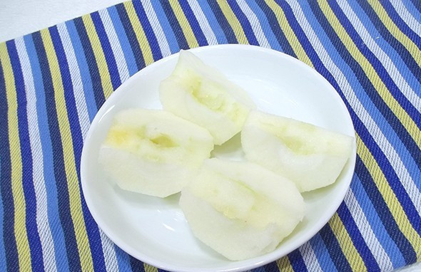 1. Этап. Овсянка с творогом: Яблоко помойте очистите от кожуры, удалите сердцевину, разрежьте плод на 4 части.