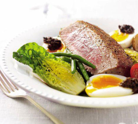 1. Этап. Салат Нисуаз или Ниццкий салат: 5. Смешать оставшийся бальзамический уксус и лимонный сок в маленькой мисочке и добавить листья салата. Положить 1 столовую ложку оливковой заправки в две тарелки, сверху выложить помидоры и картофель, на них выложить фасоль. Разрезать тунец пополам и положить поверх фасоли. Выложить по краям салат, половинки яиц. Подать на стол.