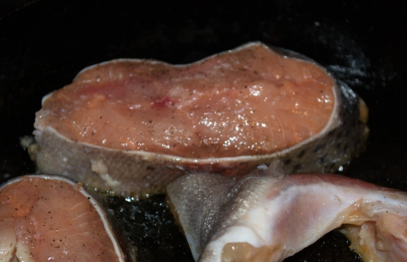 1. Этап. Рыба под соусом: Подготовленную рыбу обжарить на сковороде с добавлением растительного масла.