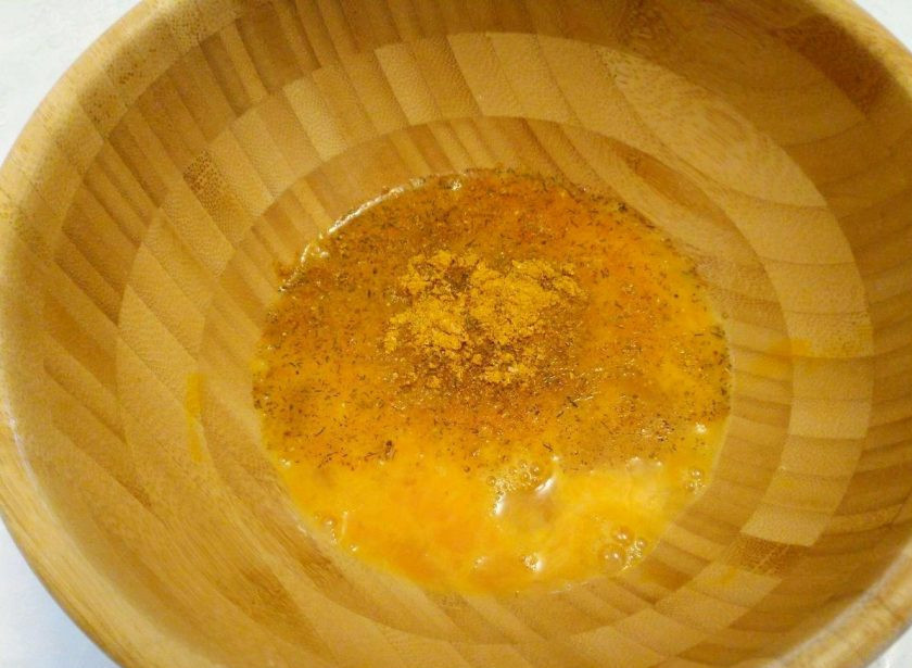 1. Этап. Кабачковые наггетсы в духовке: Для кляра соедините в миске яйца, соль (примерно 0,5 ч. л.) и любимые специи, слегка взбейте массу вилкой.