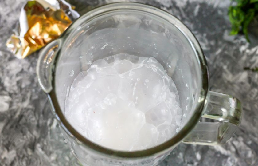 1. Этап. Шампанское с клубникой: Аккуратно откройте шампанское и влейте его в чашу в несколько этапов, дожидаясь пока осядет пена.