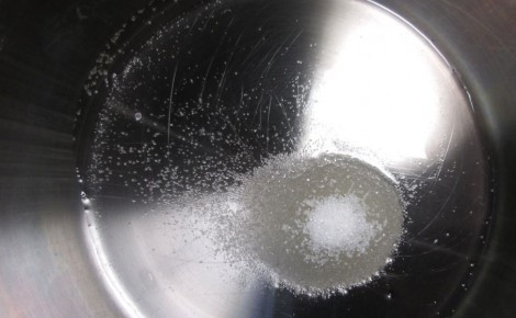 1. Этап. Суп из краснокочанной капусты: Растительное масло доведите до кипения с сахаром в сотейнике.