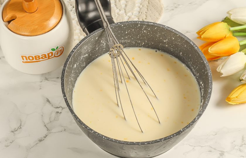 1. Этап. Заварной крем с коньяком: Поместите емкость на плиту и прогрейте на умеренном нагреве примерно 5-8 минут. Не забывайте помешивать.