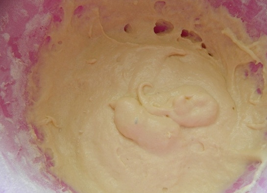 1. Этап. Польский мясной кекс: 6. Добавить соль, перец, соду и просеянную муку. Замешиваем липкое тесто.