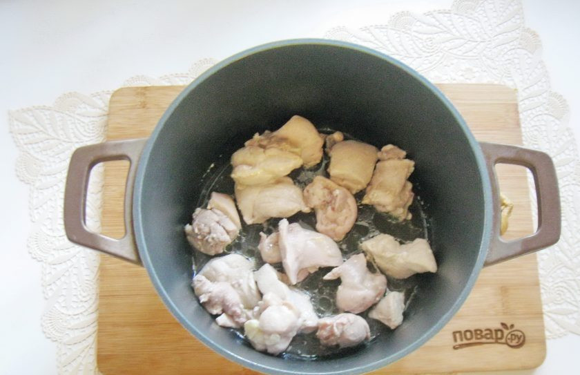 1. Этап. Шилаплави: Налейте подсолнечное масло и обжарьте мясо, периодически перемешивая в течение 7-8 минут.