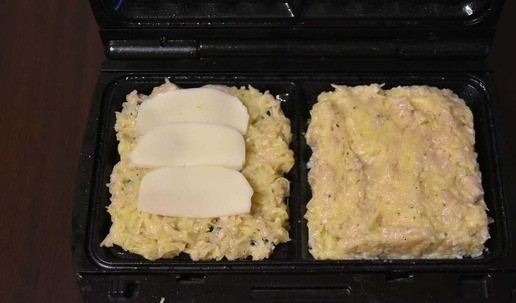 1. Этап. Хашбраун в вафельнице: Вафельницу хорошенько разогреваю, смазываю растительным маслом верхнюю и нижнюю панели и выкладываю 2 ст. л. с горкой картофельной массы. Сверху укладываю слайсы моцареллы и снова 2 ст. л. картофеля. Аккуратно распределяю картофельную массу по панели, придавая ей форму. Опускаю крышку вафельницы и жарю хашбрауны до готовности. Степень поджаривания регулируйте по своему вкусу. Я жарила 10 минут каждую партию чтобы хашбрауны были поджаренными с хрустящей корочкой.