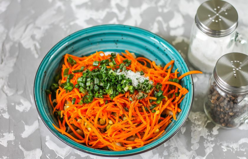 1. Этап. Салат из селедки с морковью: Промойте стебли зеленого лука, измельчите их и всыпьте в емкость вместе с солью. Аккуратно перемешайте все содержимое емкости и поместите в холодильник на 1-2 часа.