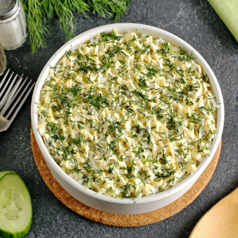 Салат с копченой грудкой и сыром