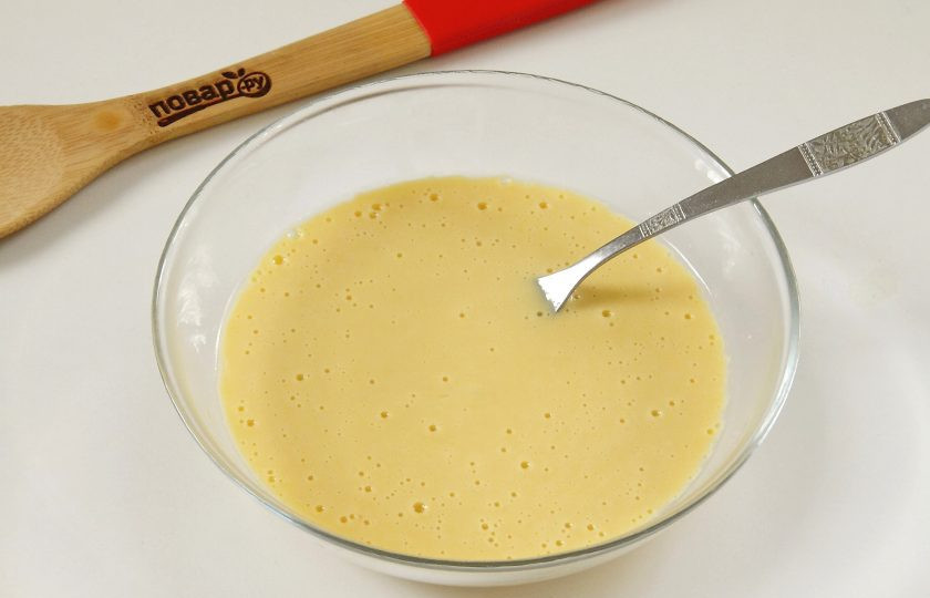 1. Этап. Капустные шницели с луковыми шкварками: Приготовьте кляр из яиц, муки и соли.
