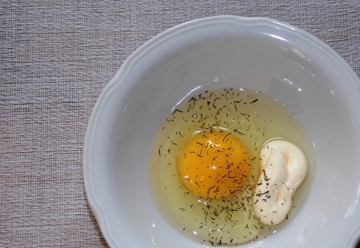 1. Этап. Сытная запеканка с яичной заливкой: Отдельно взбить вилкой яйцо с майонезом и сухим укропом. Можно немного посолить.