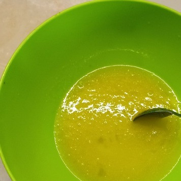 1. Этап. Пирог Кучеряшка: В глубокую миску высыпать сахар, добавить к нему растопленное масло, ванилин, яйца и тщательно все перемешать.