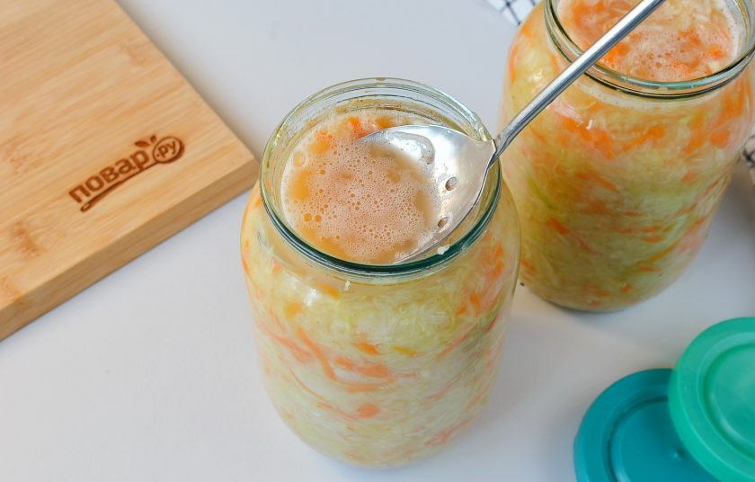 1. Этап. Квашеная капуста на зиму: Утрамбовывайте так, чтобы сверху капусты был сок. Накройте капроновыми крышками и уберите в прохладное место, это может быть погреб или холодильник. Храните всю зиму.