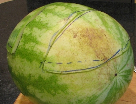 1. Этап. Фруктовая корзинка из арбуза: Сначала отметьте маркером или ручкой линии, по которым будете вырезать корзинку из арбуза. С левой и с правой стороны.