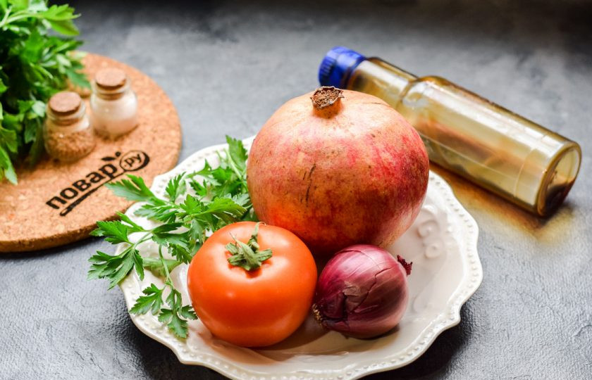 1. Этап. Салат Бакинский с гранатом: Подготовьте ингредиенты.