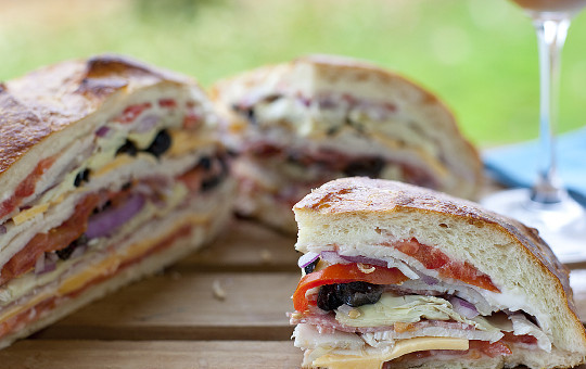 1. Этап. Быстрые бутерброды на природу: На природе разрежьте большой бутерброд на части. Приятного аппетита!