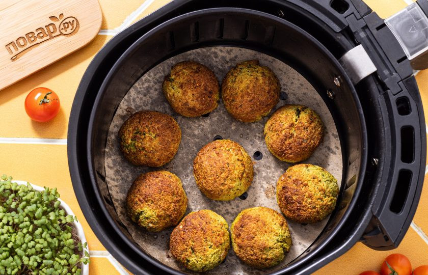 1. Этап. Фалафель в аэрогриле: Затем переверните шарики и готовьте их еще 8-10 минут.