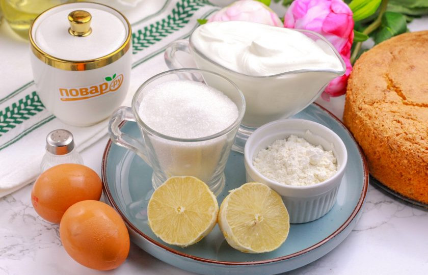 1. Этап. Лимонный бисквит: Если вы пекли бисквит для торта, то рекомендую вам приготовить заварной сметанный крем. Для этого вам понадобится 400 мл. жирной сметаны, 4 ст.л. пшеничной муки, 2 куриных яйца, 100 грамм сахарного песка, 1 ч.л. сока лимона.