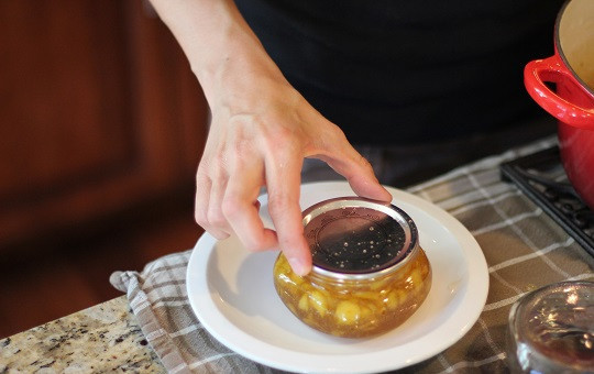 1. Этап. Персиковое варенье на скорую руку: 6. Если персиковое варенье на скорую руку в домашних условиях будет заготавливаться на зиму, пусть томится около 15 минут, а затем его нужно разлить по стерилизованным баночкам и закатать.