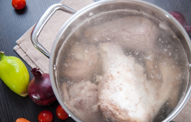 1. Этап. Холодец из говядины и свиных ножек: Сливаем воду. Промываем мясо и кастрюлю, в которой оно варилось. Снова заливаем его водой, заливаем на 6-7 см водой, кипятим на среднем огне. Уменьшаем огонь до минимума, добавляем лук и варим 2 часа.