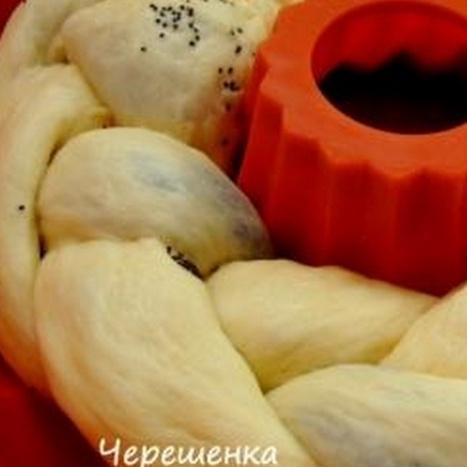 1. Этап. Пасхальная коса: Для того, чтобы косы не потеряла во время выпечки свою форму я предлагаю выложить ее в форму для кекса, предварительно смазанную сливочным маслом и присыпанную манкой или мукой… Если у вас нет такой формы, то можно взять обычную форму для выпечки тортов и положить посередине цилиндр, скрученный из двух-трех слоев фольги, диаметром около 10см…