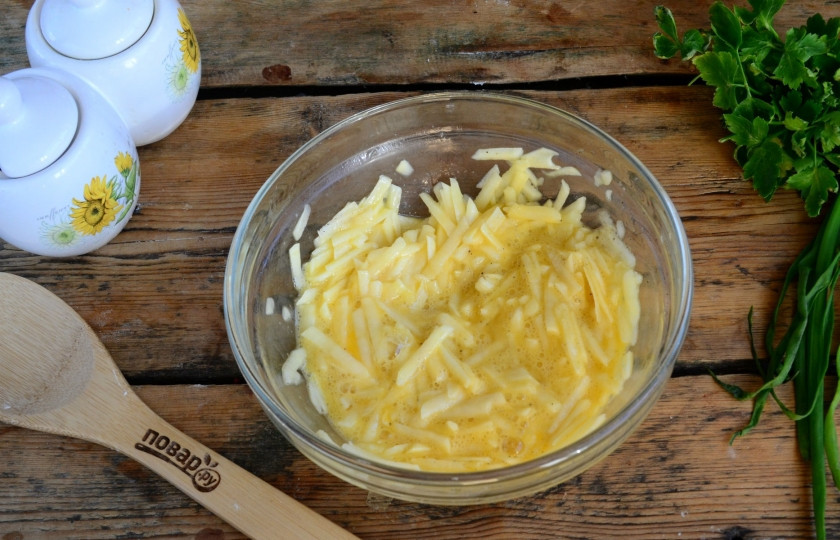 1. Этап. Скоростная картошечка: К натертому картофелю добавьте яйца, соль и перец. Хорошенько все перемешайте.