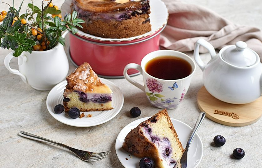 1. Этап. Черничный пирог со сметанной заливкой: Подавайте пирог к чаю, нарезав небольшими кусочками.