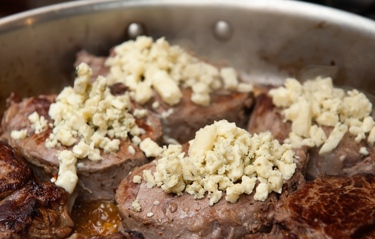 1. Этап. Жареное мясо с чесноком: Готовое мясо щедро посыпать сыром, накрыть крышкой и подержать несколько минут, пока сыр на расплавится.