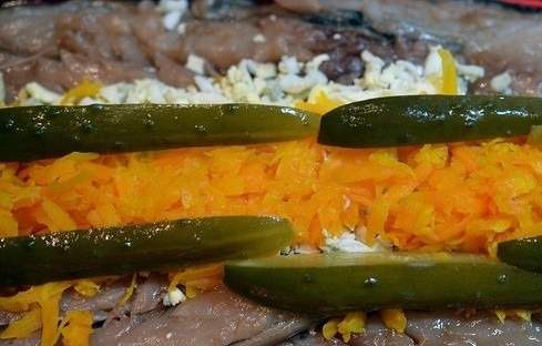 1. Этап. Рулет из скумбрии с овощами: 3. Выложите филе ровно, накладывая одну рыбку на другую немного. Посыпьте желатином. Выложите сверху тертую морковь, яйцо и нарезанный тонкими полосочками огурчик.