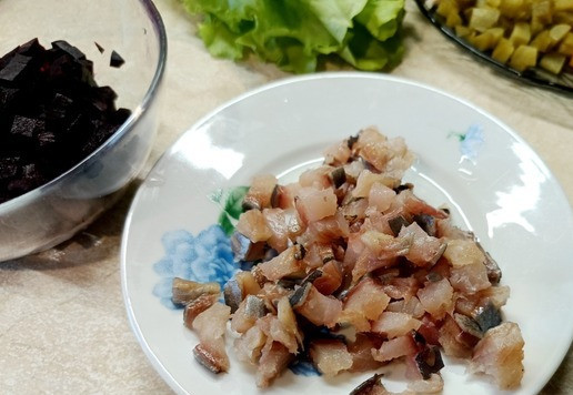 1. Этап. Салат Кутузов с индейкой: Нарезать свеклу и малосольную вкусную седёдку. Косточки удалить.