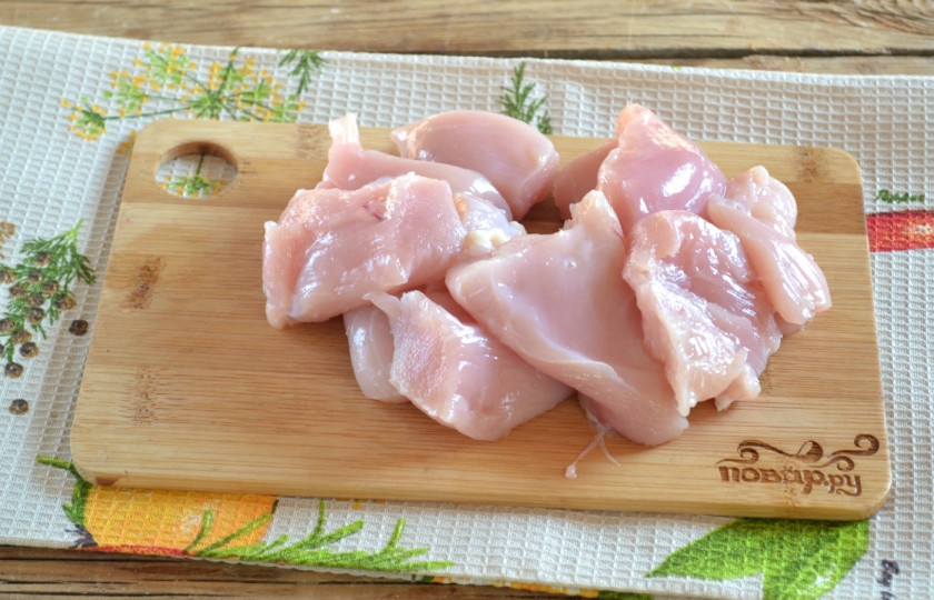 1. Этап. Чахохбили с баклажанами: 2. Куриную грудку промойте и порежьте на небольшие куски. Выложите курицу в хорошо разогретую сухую сковороду, обжарьте её в течение 3-5 минут, чтобы сверху она побелела, а весь сок остался внутри.