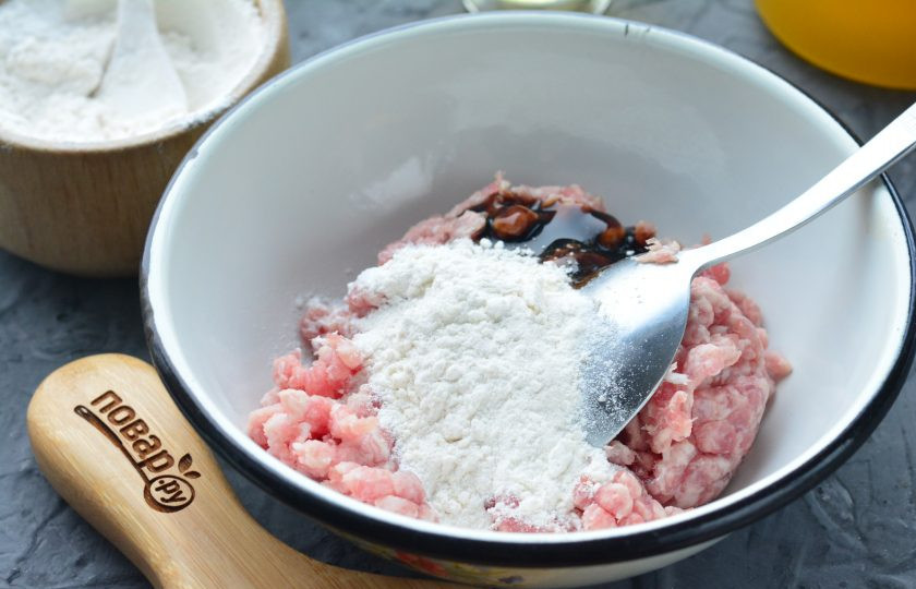 1. Этап. Котлеты по-корейски: Всыпьте муку.