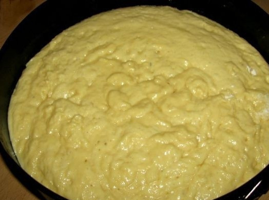 1. Этап. Дрожжевой пирог с вишней: Тесто должно увеличиться где-то в два раза и должно быть жидковатым. Выкладываем его в форму.