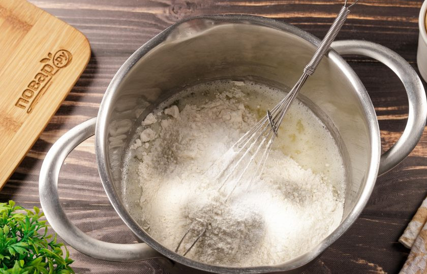 1. Этап. Заливной пирог на кефире с творогом: Добавьте муку и разрыхлитель.