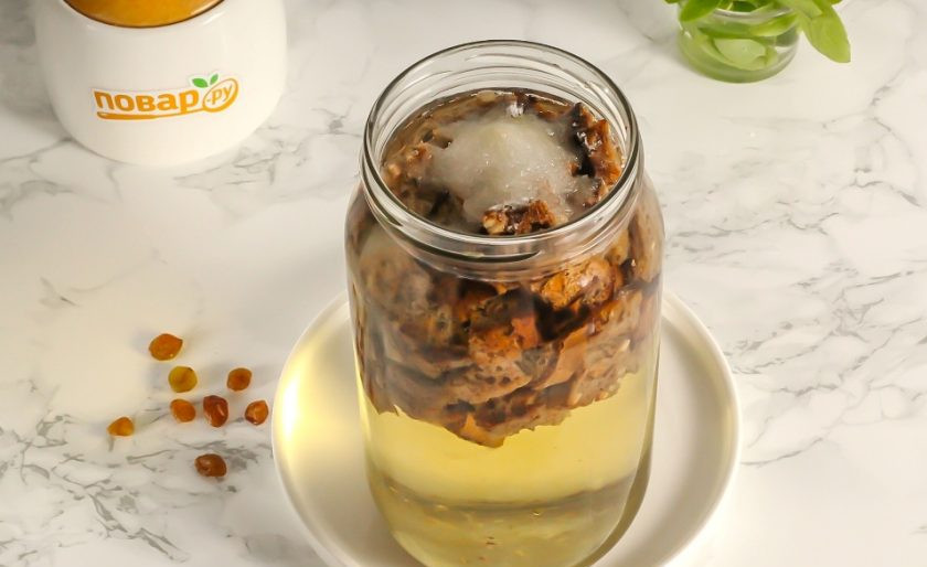 1. Этап. Окрошечный квас с изюмом: Всыпьте сахар или вмешайте цветочный мед, другой сахарозаменитель.