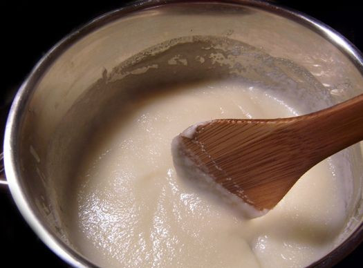 1. Этап. Шарлотка из сушеных яблок: Манку сварить в молоке. Охладить.