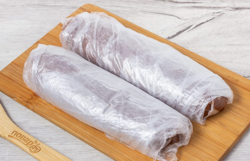 1. Этап. Сладкая колбаса из печенья: Разделите массу примерно на 2 равные части и выложите на чистый пакет, фольгу или пекарскую бумагу, формируя колбаску. Оберните со всех сторон и уберите в морозильную камеру на 1 час.