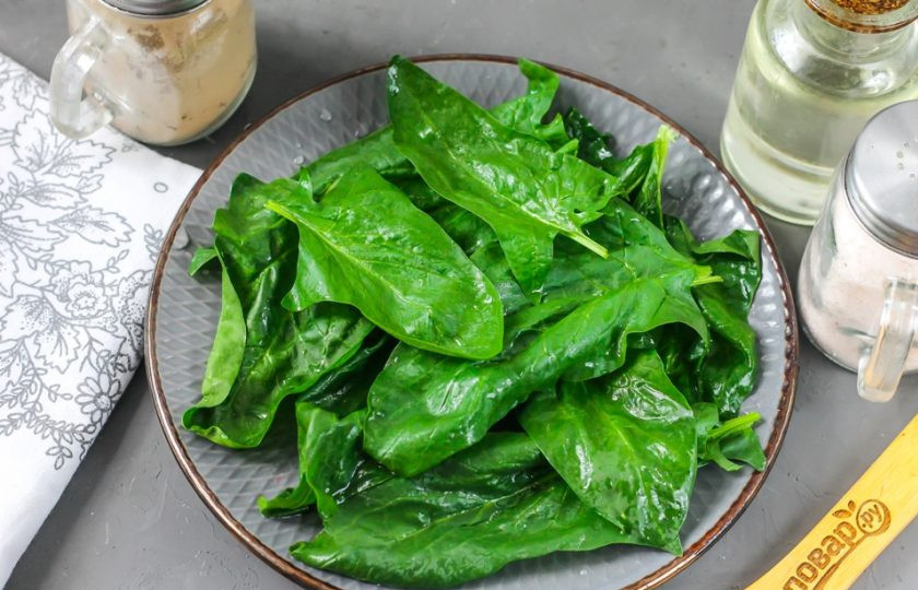 1. Этап. Шпинат с клубникой и орехами: Пучок шпината разберите, промойте каждый лист в воде и срежьте с них стебли. Обмакните бумажными салфетками, удаляя лишнюю влагу и выложите на тарелку. Можно ошпарить зелень кипятком или подержать шпинат в кипятке около 2-3 минут — он станет более мягким.