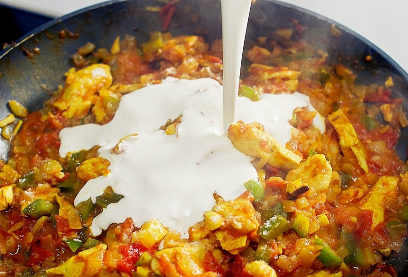 1. Этап. Чикен масала: Болгарский перец очищаем от косточек. Нарезаем мелкими кубиками. Я взяла зеленый перец для контраста. Кладем в сковородку и тушим пять минут, помешивая рагу. Достаем сливки и вливаем их к овощам с курицей. Лучше брать сливки пожирней, чтобы они не свернулись.