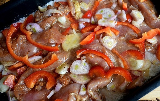 1. Этап. Курица с рисом и овощами в фольге: Выложите сверху замаринованное мясо с овощами, не перемешивайте.